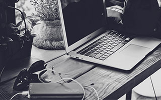 高二学生早恋与父母离异的内心挣扎：如何平衡情感与家庭？